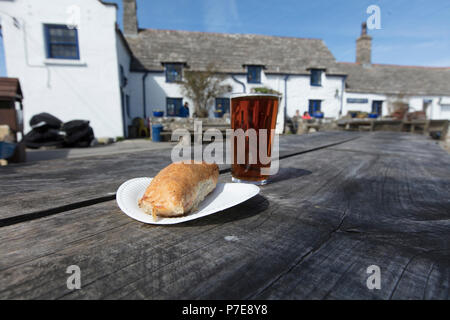 Pasty e una pinta di birra presso la famosa piazza e bussola Pub di Worth Matravers Dorset, Regno Unito - 30 Aprile 2018 Foto Stock