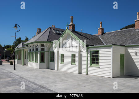 La recente ricostruzione stazione ferroviaria in Ballater, Aberdeenshire, Scotland, Regno Unito. Costruita sullo stesso sito come l'originale che bruciate. Foto Stock