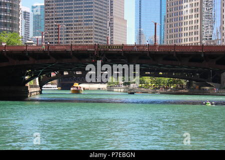 La Salle Street Bridge quando si cammina lungo il fiume Chicago a downtown Chicago River Walk in Illinois. Foto Stock