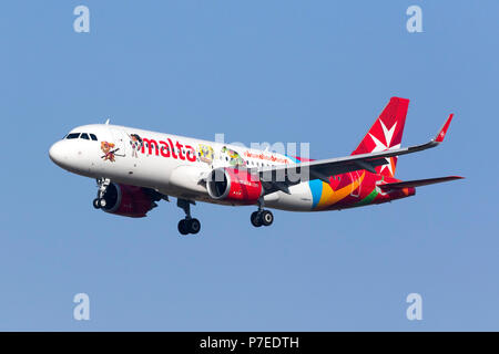 Air Malta Airbus A320-251N [9H-NEO], primo Airbus A320NEO per Air Malta in speciali " Nickelodeon' colori pista di atterraggio 13. Foto Stock