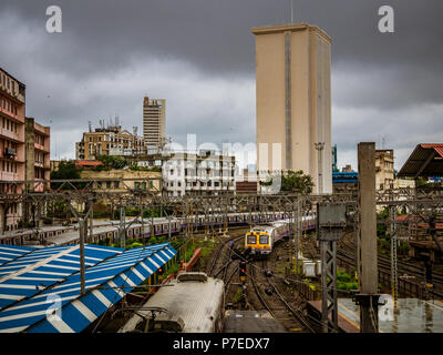 MUMBAI, India - 24 Giugno 2018 : Mumbai la ferrovia suburbana, uno dei più trafficati commuter rail systems nel mondo aventi più grave il sovraffollamento nei Foto Stock