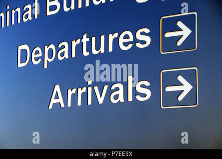 Consulenza blu segni al di fuori delle porte principali all'aeroporto di Doncaster Sheffield, precedentemente denominato l'Aeroporto Robin Hood Doncaster Sheffield, Foto Stock