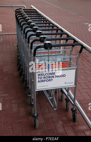 Benvenuti all'Aeroporto Robin Hood carrelli presso l'aeroporto di Doncaster Sheffield, precedentemente denominato l'Aeroporto Robin Hood Doncaster Sheffield, Foto Stock