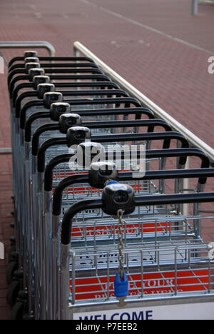 Benvenuti all'Aeroporto Robin Hood carrelli presso l'aeroporto di Doncaster Sheffield, precedentemente denominato l'Aeroporto Robin Hood Doncaster Sheffield, Foto Stock