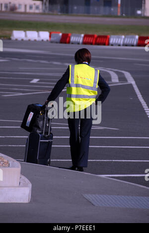 Il personale delle compagnie aeree in attesa su asfalto a bordo di aereo all'aeroporto di Doncaster Sheffield, precedentemente denominato l'Aeroporto Robin Hood Doncaster Sheffield, Foto Stock