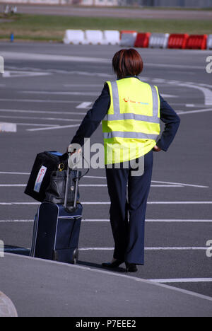 Il personale delle compagnie aeree in attesa su asfalto a bordo di aereo all'aeroporto di Doncaster Sheffield, precedentemente denominato l'Aeroporto Robin Hood Doncaster Sheffield, Foto Stock