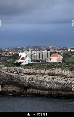 Case vicino alla scogliera rocciosa che domina l'oceano Atlantico vicino Gijon, Asturias, Spagna Foto Stock