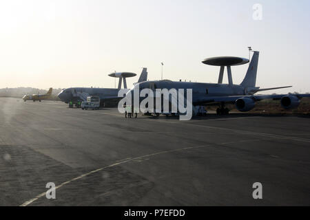 Francese Air Force equipaggi che preparano la loro E-3 Sentry aeromobili per la sorveglianza aerea voli Mali e di altri paesi dell Africa occidentale Foto Stock