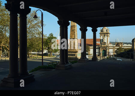 Le colonne del portico di entrata del teatro Jofre con l ingresso del cantiere navale militare in background in Ferrol, La Coruña, Galizia, Spagna Foto Stock