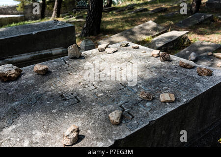 Oggetto contrassegnato per la rimozione definitiva nel cimitero ebraico di Split, Croazia Foto Stock