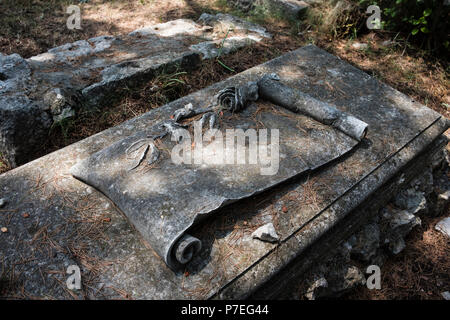 Oggetto contrassegnato per la rimozione definitiva nel cimitero ebraico di Split Foto Stock