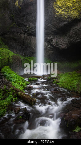 Bella 224 piedi, fluente, una lunga esposizione, Latourell Falls cascate del Columbia River Gorge immerge su scogliere di basalto in primavera. Foto Stock