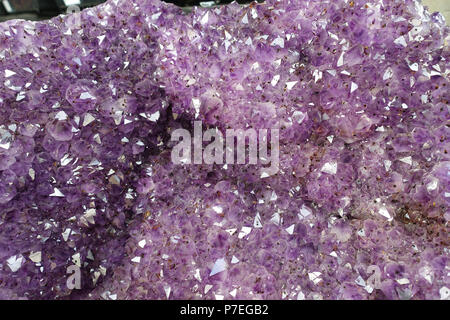 Ametista le grotte di cristallo sul display Foto Stock