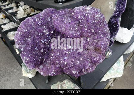 Ametista le grotte di cristallo sul display Foto Stock