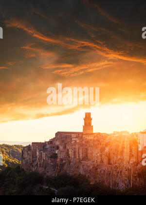 Il tramonto sulla città toscana, Pitigliano borgo medievale sul tufo rocky hill. L'Italia, l'Europa. Foto Stock