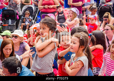 Bambini felicemente seguire intrattenitore Charlotte Diamond's portano al Festival di salmone, Richmond, Steveston, villaggio di Steveston Foto Stock