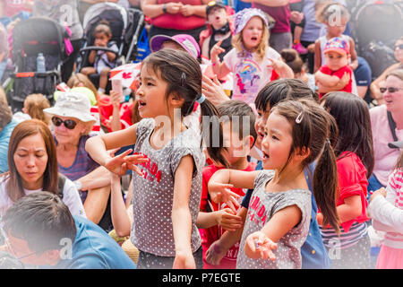 Bambini felicemente seguire intrattenitore Charlotte Diamond's portano al Festival di salmone, Richmond, Steveston, villaggio di Steveston Foto Stock