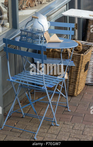 Shabby chic stile folding tavoli e sedie da giardino. Foto Stock