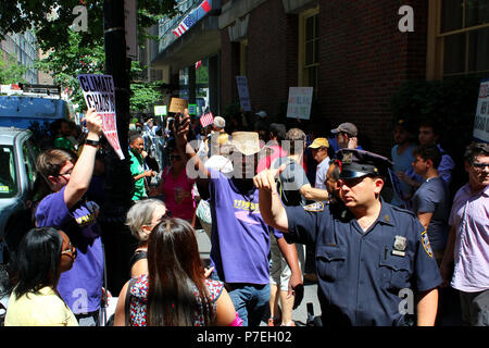 NEW YORK, NY - 21 giugno: Luogo e resistere gli attivisti si sono riuniti di fronte al Club di Harvard a protestare EPA Amministratore Pruit Scott che stava per dare Foto Stock