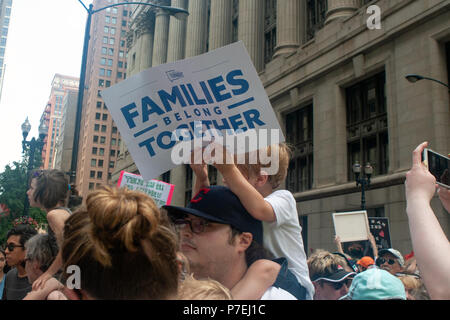 CHICAGO, Illinois, Stati Uniti d'America - 30 giugno 2018: dimostranti presso le famiglie appartengono insieme rally protestare contro la piaga dei separati i bambini migranti. Foto Stock