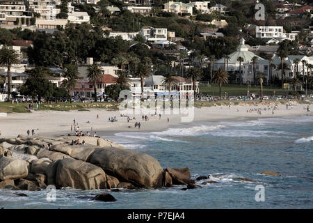Le persone godono di una calda giornata di inverni a Camps Bay, Città del Capo, Sud Africa Foto Stock