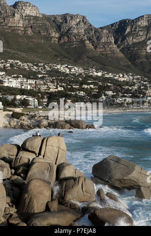 Le persone godono di una calda giornata di inverni a Camps Bay, Città del Capo, Sud Africa Foto Stock