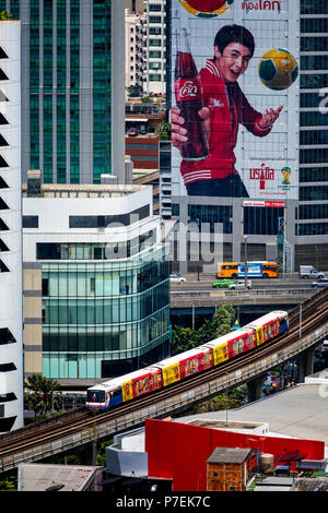 BTS Skytrain percorso sulla Linea Sukhumvit nella zona centrale di Bangkok, Thailandia Foto Stock