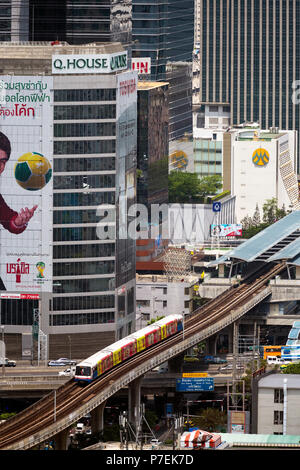 BTS Skytrain percorso sulla Linea Sukhumvit nella zona centrale di Bangkok, Thailandia Foto Stock