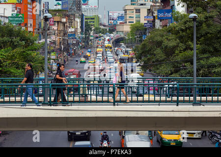 Passerella Pedonale e la congestione del traffico a Bangkok, in Thailandia Foto Stock