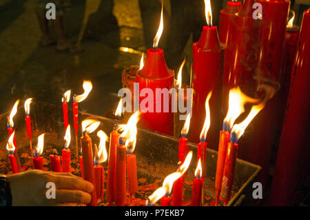 Candele accese a Chinesischer tempio, Chinatown, Bangkok, Thailandia Foto Stock