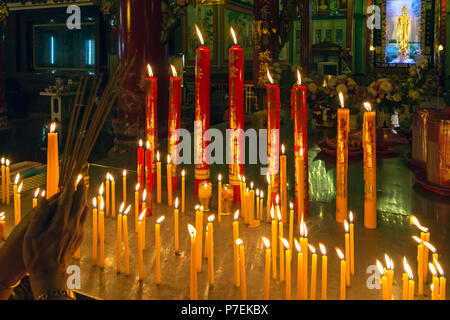 Candele accese a Chinesischer tempio, Chinatown, Bangkok, Thailandia Foto Stock