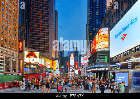 New York, Stati Uniti d'America - 06 Settembre 2017 : vista notturna di Times Square-central e la piazza principale di New York. Street, automobili, cittadini e turisti su di esso. Foto Stock