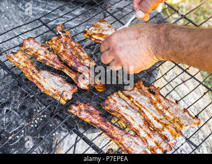 Carne di maiale alla griglia pancia sul grill. Barbecue in natura in estate. Foto Stock