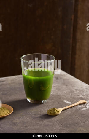 Tè verde Matcha latte nella tazza di vetro Foto Stock