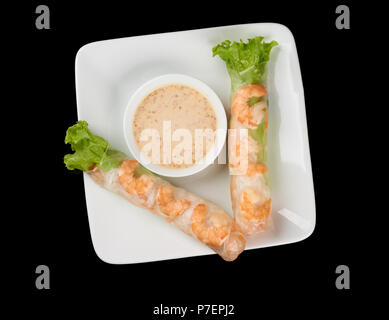 Piatto vietnamita Nem cuon involtini primavera con salsa di forma rettangolare sulla piastra bianca isolata su nero sfondo riflettente. Vista da sopra Foto Stock