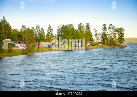 Utansjo, Svezia - 18.06.2018: vista di un campeggio con roulotte e camper su simili nel tempo al tramonto, Svezia Foto Stock