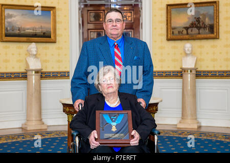 Lyda paolino pozzetti Conner, coniuge di allora PER GLI STATI UNITI Esercito 1Lt. Garlin M. Conner, e suo figlio posano per una foto alla Casa Bianca di Washington, D.C., 26 giugno 2018. Conner postumo è stato premiato con la medaglia d'Onore per azioni mentre si serve come un funzionario di intelligence con sede e Sede Società, 3° Battaglione, 7° Reggimento di Fanteria, terza divisione di fanteria, durante la II Guerra Mondiale il 24 gennaio 1945. (U.S. Esercito foto di Spc. Anna Pol) Foto Stock