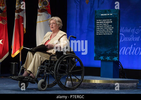 Lyda paolino pozzetti Conner, coniuge di U.S. Esercito 1Lt. Garlin M. Conner, dà il suo commento durante una medaglia d'onore la cerimonia di induzione al Pentagono, in Arlington, Virginia, 27 giugno 2018. Conner postumo è stato premiato con la medaglia d'Onore Giugno 26, 2018 per azioni mentre si serve come un funzionario di intelligence con sede e Sede Società, 3° Battaglione, 7° Reggimento di Fanteria, terza divisione di fanteria, durante la II Guerra Mondiale il 24 gennaio, 1945. (U.S. Esercito foto di Spc. Anna Pol) Foto Stock