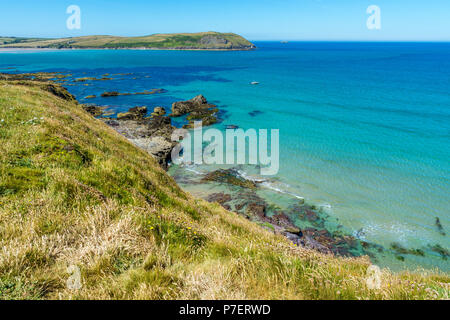 Una bella scena come visto dal sentiero costiero da Polzeath a Daymer Bay in North Cornwall, Regno Unito. Foto Stock