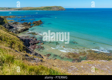 Una bella scena come visto dal sentiero costiero da Polzeath a Daymer Bay in North Cornwall, Regno Unito. Foto Stock