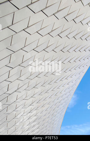 Piastrelle di facciata. MAAT, Lisbona, Portogallo. Architetto: UN LA, 2016. Foto Stock