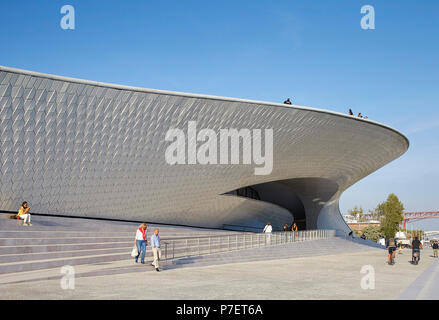 Pista ciclabile e passaggi con facciata sinuosa. MAAT, Lisbona, Portogallo. Architetto: UN LA, 2016. Foto Stock