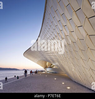 Particolare della facciata di piastrelle in luce della sera. MAAT, Lisbona, Portogallo. Architetto: UN LA, 2016. Foto Stock