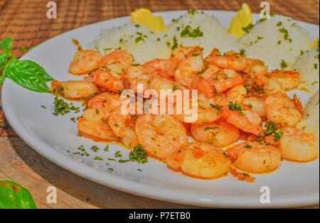 Grigliata di gamberi e riso cotto con fettine di limone e basilico tritato. Fotografia di cibo. Bio ricetta sana. Foto Stock