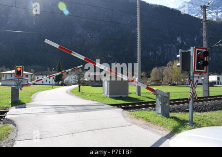 Eisenbahn, Gleis, elektrisch, Pustertalbahn, Bahn, Zugo, Bahnlinie, eingleistig, einspurig, Oberleitung, Bahnübergang, elektrifiziert, Andreaskreuz, Le Foto Stock