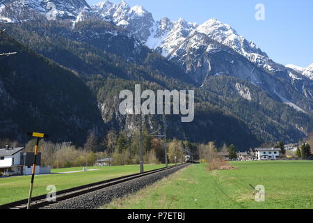 Eisenbahn, Gleis, elektrisch, Pustertalbahn, Bahn, Zugo, Bahnlinie, eingleistig, einspurig, Oberleitung, Bahnübergang, elektrifiziert, Andreaskreuz, Le Foto Stock
