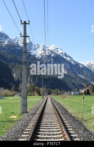 Eisenbahn, Gleis, elektrisch, Pustertalbahn, Bahn, Zugo, Bahnlinie, eingleistig, einspurig, Oberleitung, Bahnübergang, elektrifiziert, Andreaskreuz, Le Foto Stock