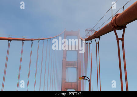 Torre del Ponte Golden Gate nella nebbia, San Francisco, California, Stati Uniti d'America Foto Stock