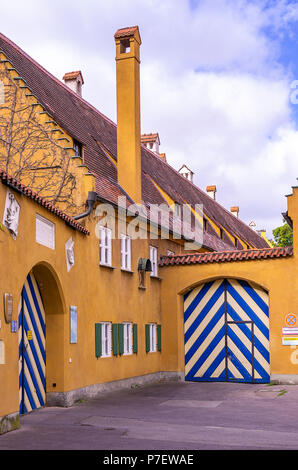 Fuggerei, Augsburg, Baviera, Germania - Vista esterna del complesso edilizio con cancelli di ingresso a Jakob Square (Jakobsplatz). Foto Stock