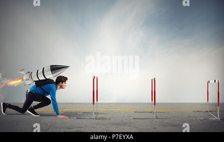 Studente supera gli ostacoli dei suoi studi a velocità superiore con un razzo Foto Stock